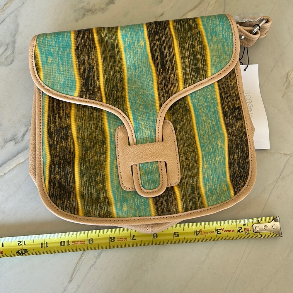 Brand new with tags BCBG generation handbag. Woodgrain type pattern.‎
